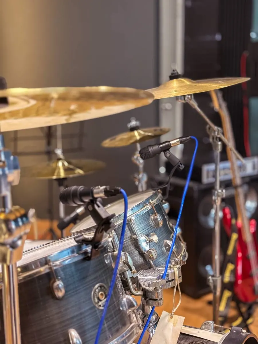 Drum kit with close microphones